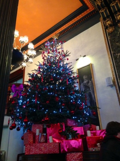 イギリスはロンドンのパブにあるクリスマスツリー
