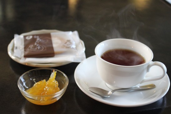 喫茶「やすらぎ」の熱海紅茶とクッキーのセット