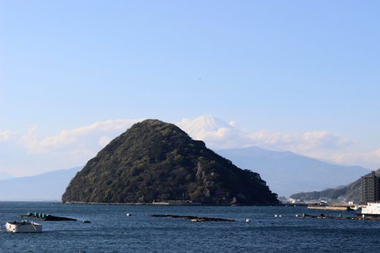 伊豆・水戸シーパラダイスから見る淡島と富士山